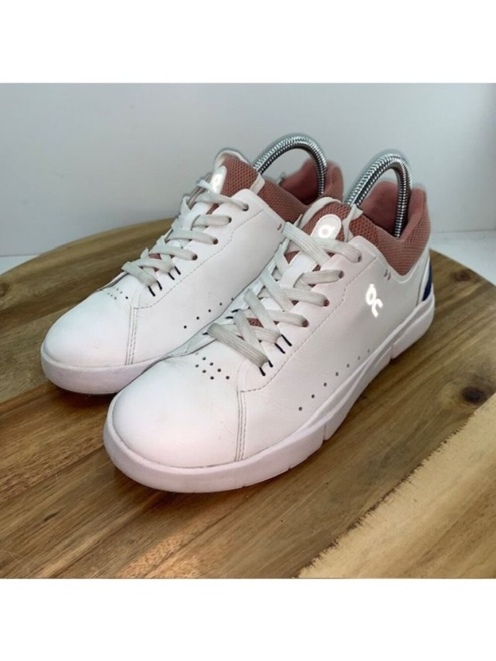 On The Roger Shoes Womens Size 7 White Pink Tennis Sneakers CloudTec 48.99147